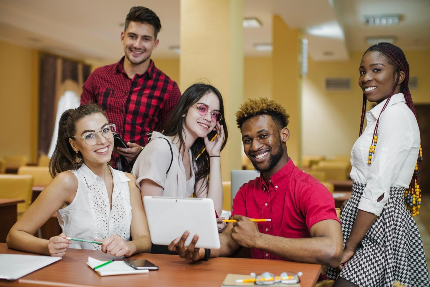 Profesionales colaborando en el desarrollo de programas educativos financieros