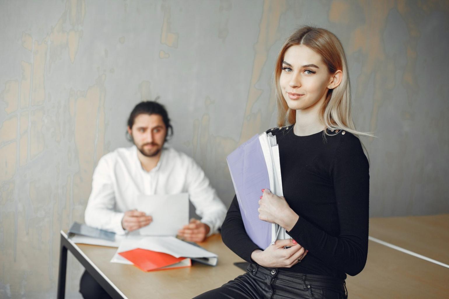 Mesa de trabajo con documentos financieros y gráficos de ahorro organizados