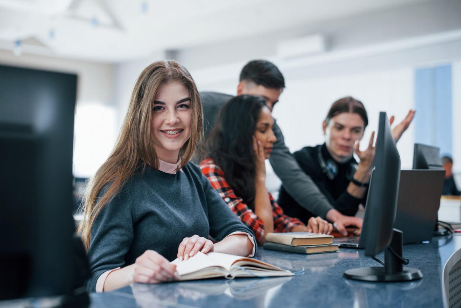 Persona planificando finanzas personales con documentos y calculadora
