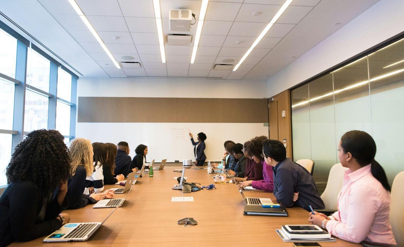 Persona planificando presupuesto familiar