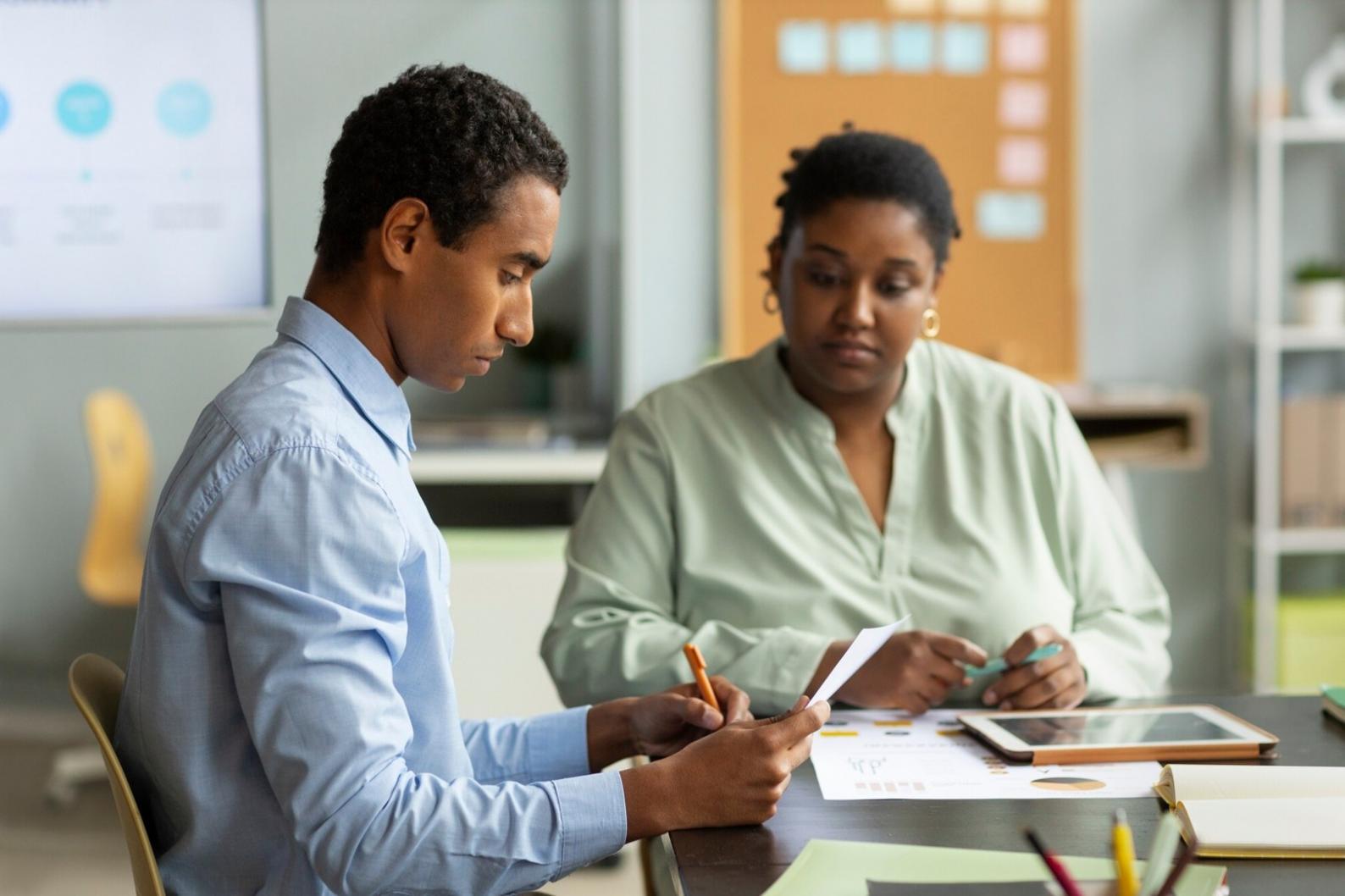 Equipo de dremolythiq trabajando en estrategias financieras personalizadas