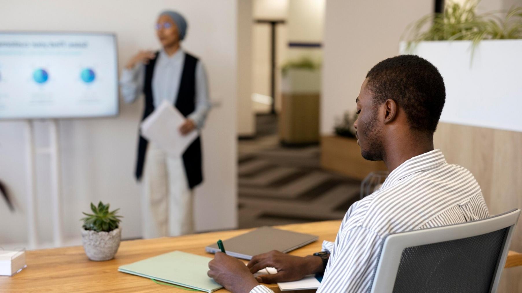 Persona planificando su presupuesto familiar con calculadora y documentos