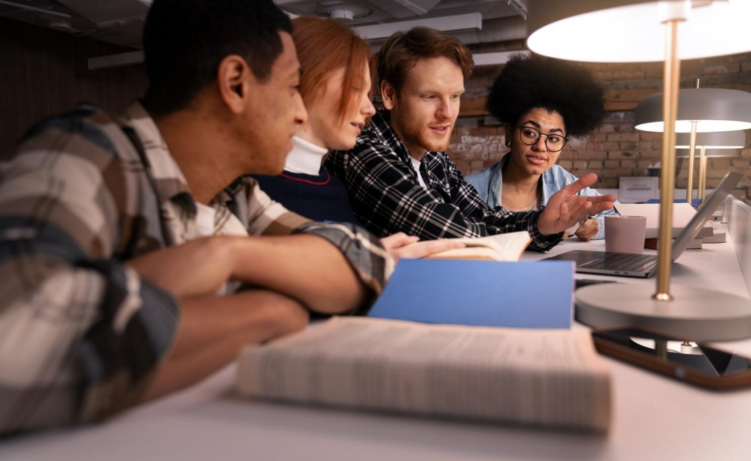 Sesión de trabajo colaborativo entre expertos financieros y educadores