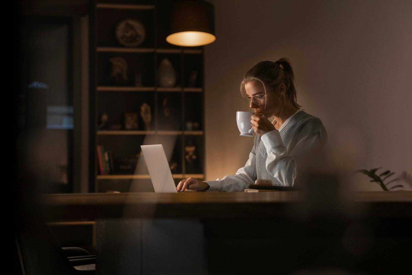 Calculadora y documentos mostrando diferentes estrategias de ahorro